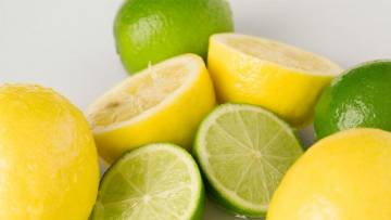 Hausmittel gegen Fieber: Zitrone unter die Arme