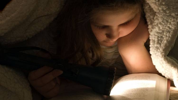 Mythos: Ist Lesen im Dunkeln ungesund?