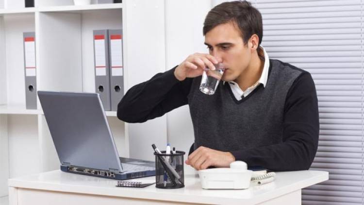 Trinken im Büro: 33 Prozent trinken zu wenig