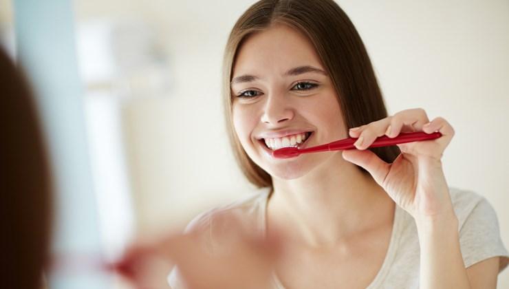 Weißmacher-Zahnpasta gegen Verfärbungen?