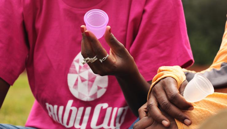 Ruby Cup – Eine Menstruationstasse mit der man Gutes tut