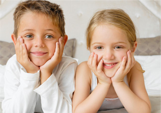 Kids-auf-Bett