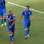 getty images; Georgio Chiellini zeigt seine Schulter, in die Luis Suarez zuvor gebissen hatte