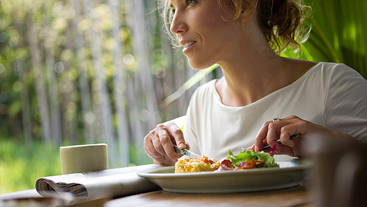 Junge Frau isst gesunde Mahlzeit