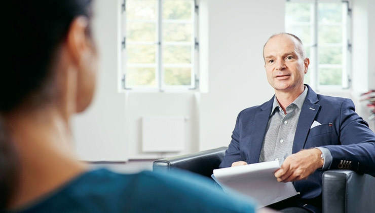 Dr. Thorsten Bracher ist Chefarzt der Schlossparkklinik Dirmstein. Der Facharzt für Psychosomatische Medizin, Psychiatrie und Psychotherapie ist u.a. spezialisiert auf Depressionen, psychosomatische Erkrankungen und Stressfolgeerkrankungen wie Burnout-Syn
