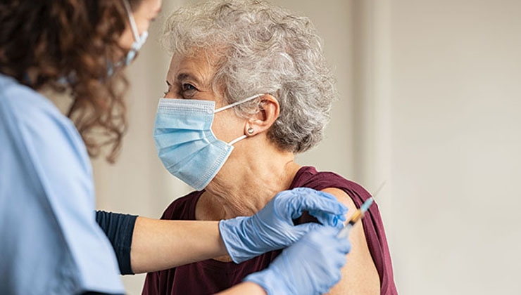 djd/Sanofi/Getty Images/francescoridolfi.com -- Die jährliche Grippeimpfung ist für ältere Menschen mit Grunderkrankungen besonders wichtig